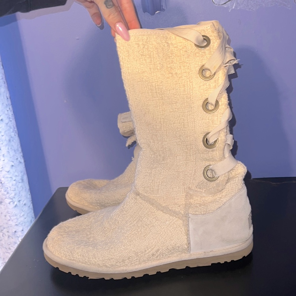 UGGS Women size 8. Cream lace up.